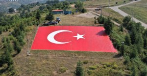 Başiskele’de 600 Metrekarelik Türk Bayrağı Işıl Işıl