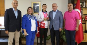Başkan Aygün şampiyonu kutladı