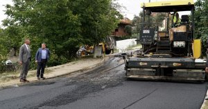 GÖLCÜK’TE YOLLAR YENİLENMEYE DEVAM EDİYOR