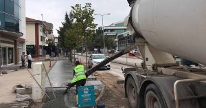 İzmit Demokrasi Bulvarında baskı beton kaldırımları yapıldı