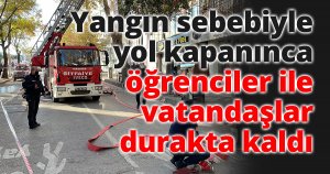Yangın sebebiyle yol kapanınca öğrenciler ile vatandaşlar durakta kaldı