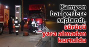 Kamyon bariyerlere saplandı, sürücü yara almadan kurtuldu