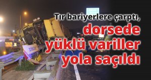 Tır bariyerlere çarptı, dorsede yüklü variller yola saçıldı