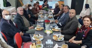 Öğretmenlere sazlı, ikramlı kutlama