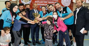 Öğretmenler Günü’ne özel voleybol turnuvasının şampiyonu Uluğbey Ortaokulu oldu