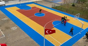 İzmit Edebali Ortaokuluna basketbol ve voleybol sahası
