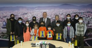 Öğrencilerin Hediyeleri Başkan Aygün’den