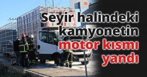 Seyir halindeki kamyonetin motor kısmı yandı
