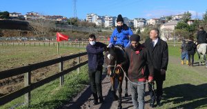 ÖZEL BİREYLER KENDİ GÜNLERİNİN KEYFİNİ GÖLCÜK BELEDİYESİ TESİSLERİNDE AT BİNEREK ÇIKARDI