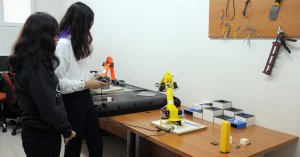 Kız öğrencilerin robot kol başarısı