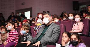 Başkan Kocaman, miniklerle tiyatro izledi