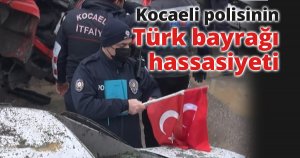 Kocaeli polisinin Türk bayrağı hassasiyeti