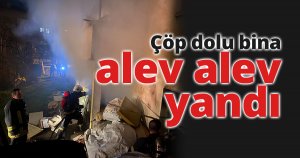 Çöp dolu bina alev alev yandı