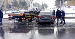 Kaza yapan sürücünün yardımına Zabıta yetişti