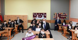 Çocuklar Karnelerini Vali Yavuz’un Elinden Aldılar