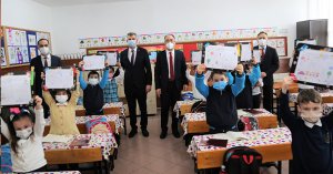 Başkan Sezer, öğrencilerin karne heyecanına ortak oldu