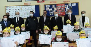 Başkan Özlü Öğrencilerin Karne Heyecanına Ortak Oldu   