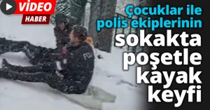 Çocuklar ile polis ekiplerinin sokakta poşetle kayak keyfi