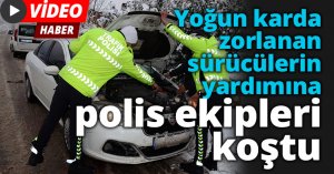 Yoğun karda zorlanan sürücülerin yardımına polis ekipleri koştu