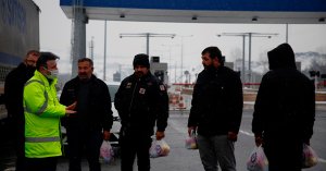 Büyükşehir’den TIR şoförlerine kumanya