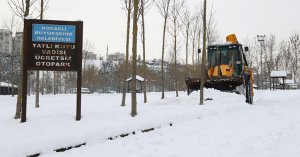 Gebze bölgesindeki parkların otoparkları kardan temizleniyor