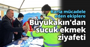 Karla mücadele eden ekiplere Başkan Büyükakın'dan sucuk ekmek ziyafeti