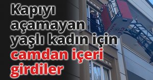 Kapıyı açamayan yaşlı kadın için camdan içeri girdiler