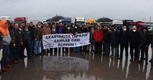 Akaryakıt zamlarını protesto için Kamyon ve tır şoförleri Gebze'de kontak kapattı 