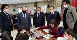 Gölcük'te 308 öğrenci satrançta en iyi hamleyi yapmak için mücadeleye başladı
