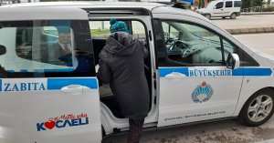 Zorda kalanın yardımına Zabıta yetişiyor