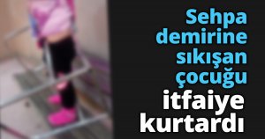 Sehpa demirine sıkışan çocuğu itfaiye kurtardı