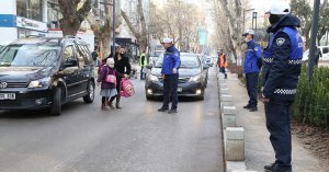 Büyükşehir okul yolunda güler yüz ve sevgiyle görev başında