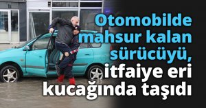 Otomobilde mahsur kalan sürücüyü, itfaiye eri kucağında taşıdı