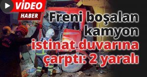 Freni boşalan kamyon istinat duvarına çarptı: 2 yaralı
