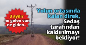 Yolun ortasında kalan direk, Sedaş tarafından kaldırılmayı bekliyor
