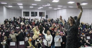 Açelya Akkoyun anlattı, kadınlar dinledi
