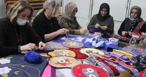 Çöpe atılan malzemeler kadınların elinde sanat eserine dönüşüyor