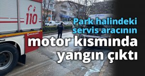 Park halindeki servis aracının motor kısmında yangın çıktı