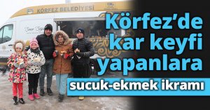 Körfez’de kar keyfi yapanlara sucuk-ekmek ikramı