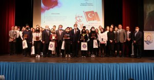 İstiklal Şairini canlandıran öğrenciler salondakileri duygulandırdı