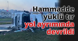 Hammadde yüklü tır yol ayrımında devrildi