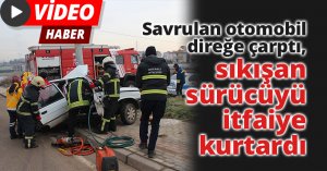 Savrulan otomobil direğe çarptı, sıkışan sürücüyü itfaiye kurtardı