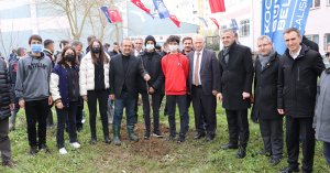 Büyükşehir, 1041 meyve fidanını okullarda toprakla buluşturuyor