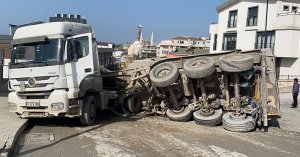 Tırın kasası devrildi, tüm harç yola saçıldı