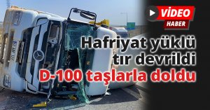 Hafriyat yüklü tır devrildi, D-100 taşlarla doldu