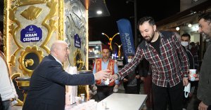 Darıca'da teravih namazı sonrası şerbet ikram ediliyor