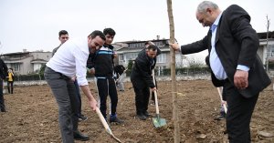 Başkan Özlü öğrencilerle birlikte fidan dikti
