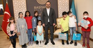BAŞKAN ÖZLÜ'DEN MİNİK KİTAPSEVERLERE SÜRPRİZ ÖDÜLLER