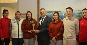 BAŞKAN SEZER ŞAMPİYON KIZLARA BAŞARILAR DİLEDİ