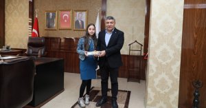 Başkan Şayir, koltuğunu küçük Derin'e bıraktı